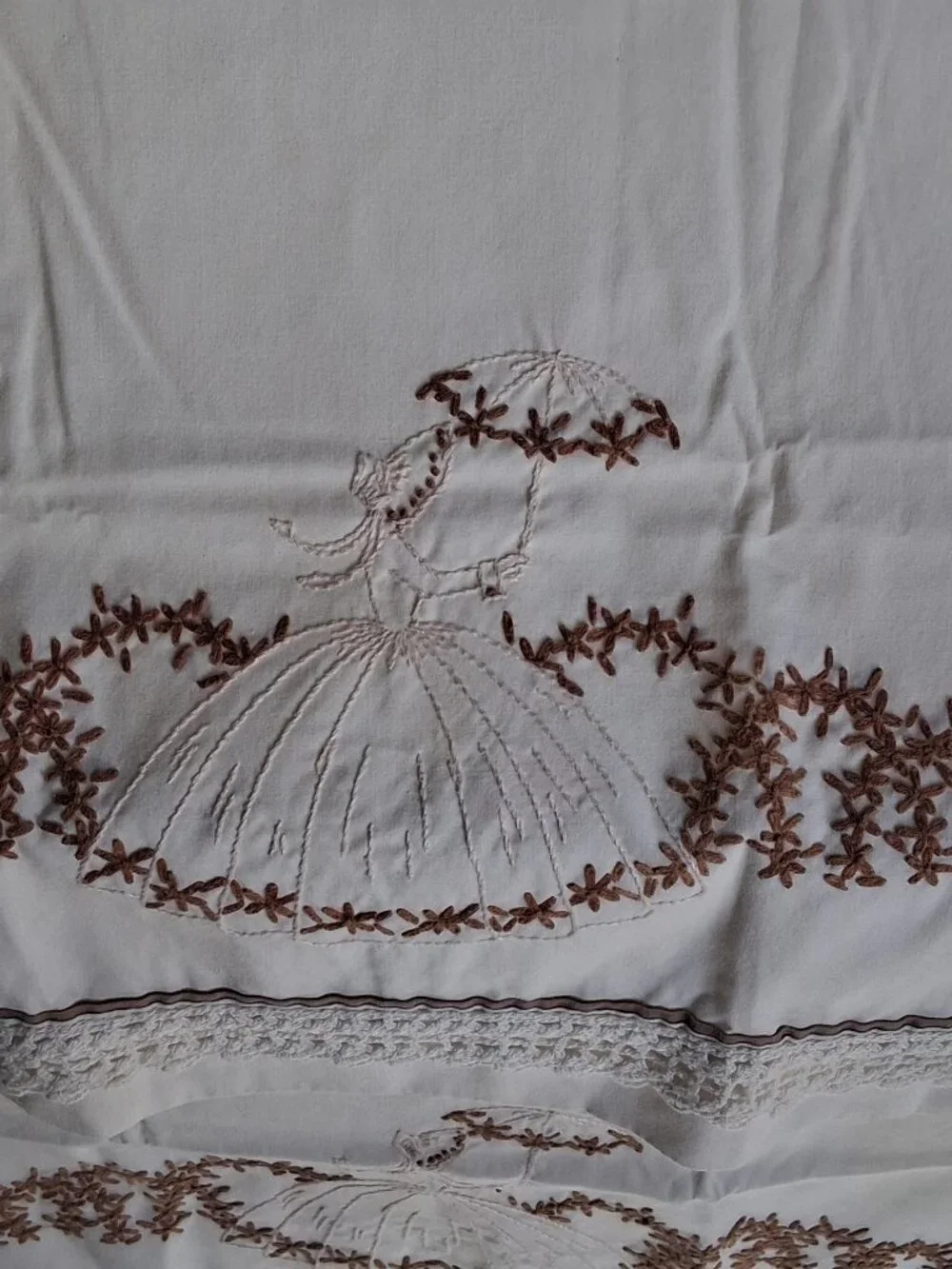 Vintage Hand‑Embroidered Southern Belle Pillowcase Set (4) Crochet Trim - Picture 2 of 11